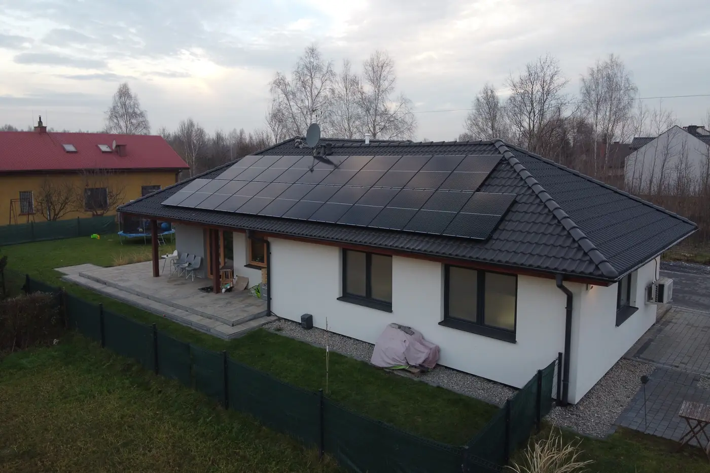 Home 2 Parterowy dom jednorodzinny z instalacją fotowoltaiczną na dachu — realizacja SOLARO