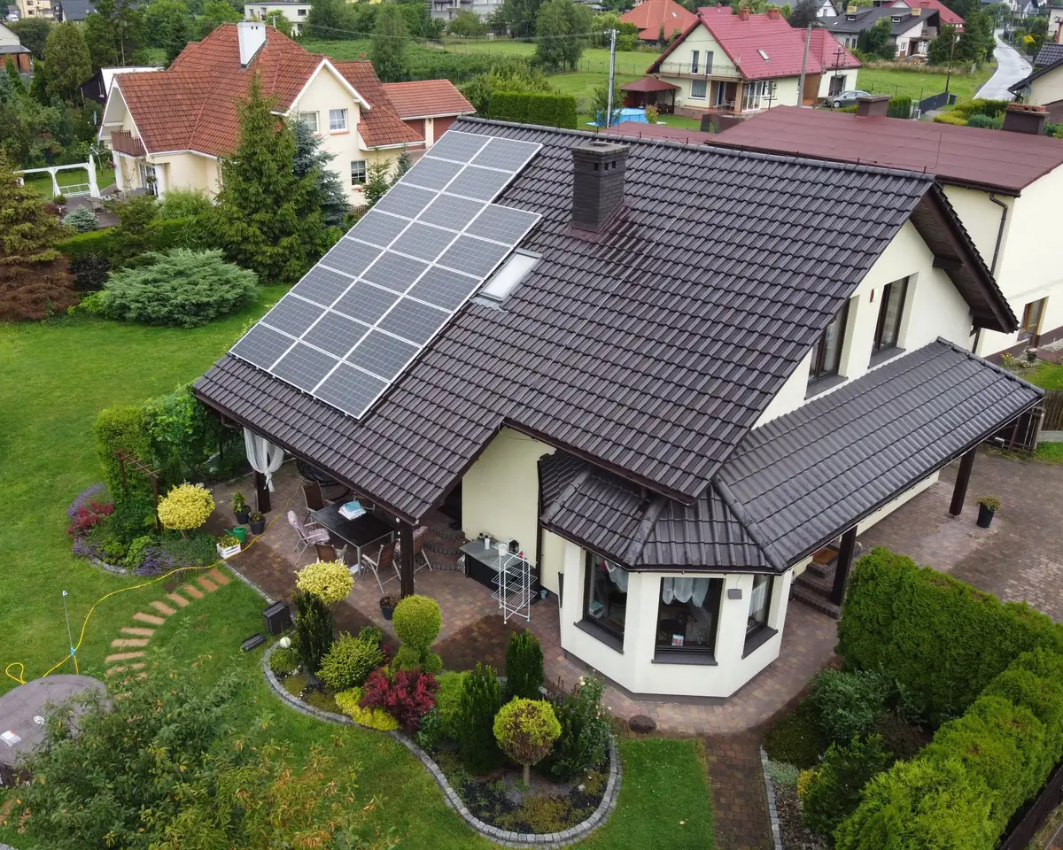 Home 1 Dom jednorodzinny z instalacją fotowoltaiczną na dachu — realizacja SOLARO