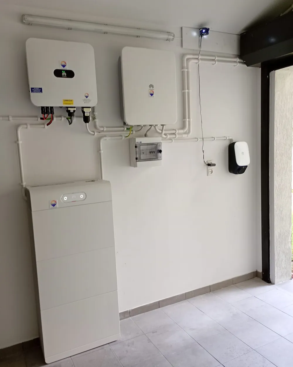 Home 3 Falowniki, magazyn energii i rozdzielnica zamontowane na ścianie budynku — realizacja SOLARO